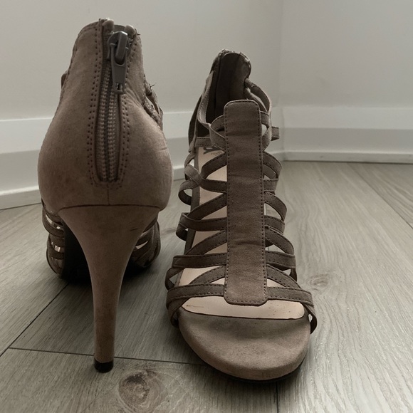 Beautiful strappy heels with zipper at the back. - Picture 4 of 6